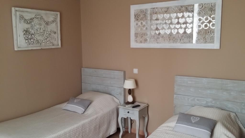 Les Portes Du Soleil Bed & Breakfast Capestang Exterior photo